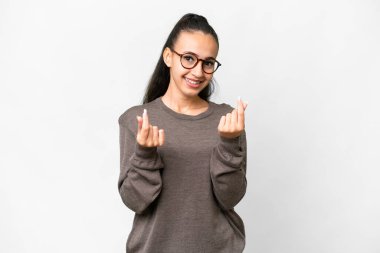 Soyutlanmış beyaz bir geçmişi olan genç bir Arap kadın para hareketi yapıyor.