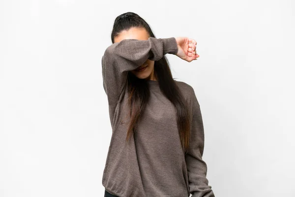 Jonge Arabische Vrouw Geïsoleerde Witte Achtergrond Bedekken Ogen Door Handen — Stockfoto