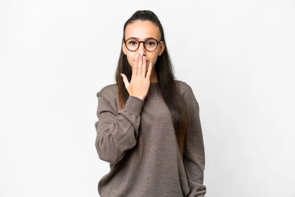 Ung Arabisk Kvinna Över Isolerad Vit Bakgrund Täcker Munnen Med — Stockfoto