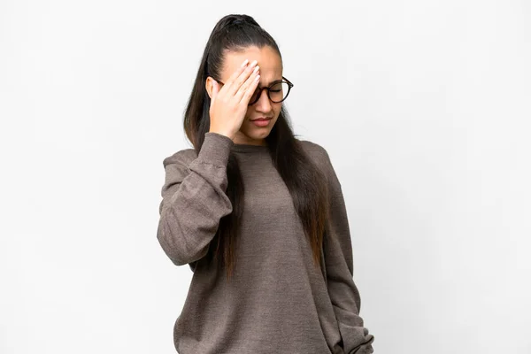 Ung Arabisk Kvinna Över Isolerad Vit Bakgrund Med Huvudvärk — Stockfoto