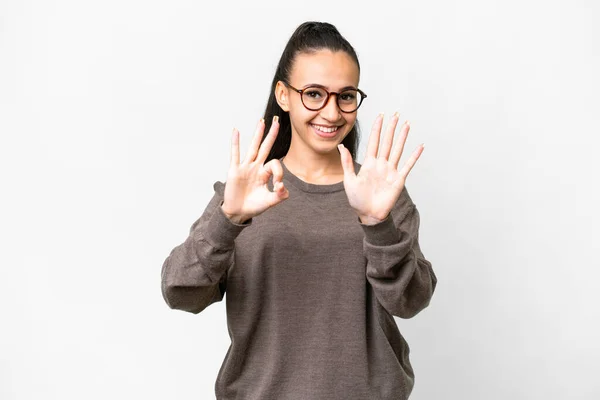 独立的白人背景上的年轻阿拉伯妇女用手指数着8 — 图库照片