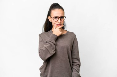 İzole edilmiş beyaz geçmişi olan genç bir Arap kadının şüpheleri var.