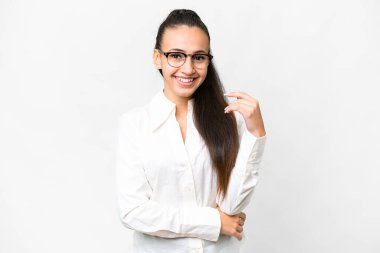 Genç Arap kadın izole edilmiş beyaz arka plan gülüyor.