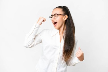 Genç Arap kadın izole edilmiş beyaz arka planda zaferi kutluyor