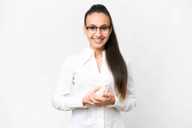 Genç Arap kadın izole edilmiş beyaz arka plan gülüyor.