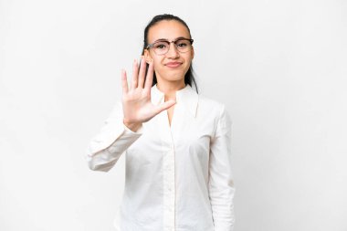 İzole edilmiş beyaz arka plan üzerinde genç bir Arap kadın parmaklarıyla beşi sayıyor