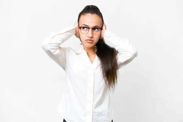 Молодая Арабская Женщина Изолированном Белом Фоне Разочарованы Закрывая Уши — стоковое фото