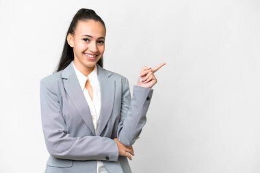 İzole edilmiş beyaz arka planda genç bir Arap kadını işaret ediyor.