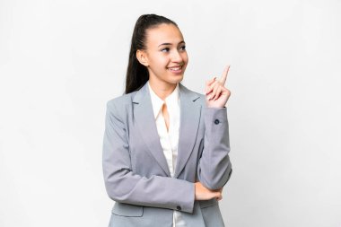 İzole edilmiş beyaz arka planı olan genç bir Arap kadın harika bir fikre işaret ediyor.