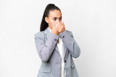 Genç Arap kadın izole edilmiş beyaz arka planda ağzını kapatıp yan tarafa bakıyor.