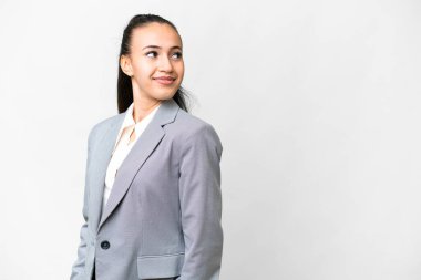 İzole edilmiş beyaz bir geçmişi olan genç bir Arap kadın. Portre