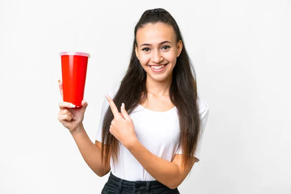 Wanita Arab Muda Memegang Soda Atas Latar Belakang Putih Yang — Stok Foto