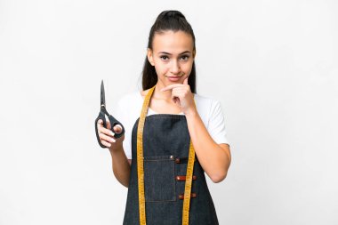 Tecrit edilmiş beyaz bir geçmişi olan genç bir terzi kadın.