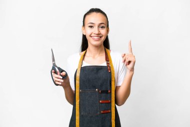 İzole edilmiş beyaz bir geçmişi olan genç terzi kadın harika bir fikre işaret ediyor.