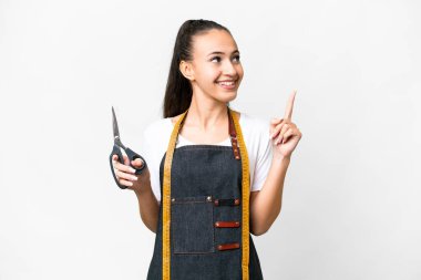 İzole edilmiş beyaz bir geçmişi olan genç terzi kadın harika bir fikre işaret ediyor.