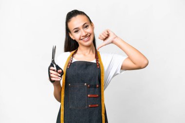 Genç terzi kadın soyutlanmış beyaz arka planda gururlu ve kendini beğenmiş