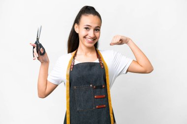 Tecrit edilmiş beyaz bir geçmişi olan genç terzi kadın güçlü bir jest yapıyor.