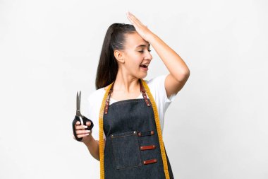 Tecrit edilmiş beyaz bir geçmişi olan genç terzi kadın bir şey fark etti ve çözüme niyetlendi.