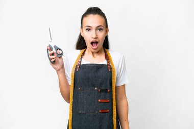 Yüzünde sürpriz ifade olan, izole edilmiş beyaz bir geçmişi olan genç terzi kadın.