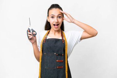 İzole edilmiş beyaz bir geçmişi olan genç terzi kadın. Sürpriz bir ifadeyle.