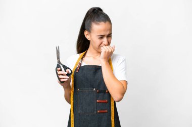 Tecrit edilmiş beyaz geçmişi olan genç bir terzi kadın. Şüpheleri var.