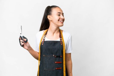 İzole edilmiş beyaz arka planda genç terzi kadın yan yana gülüyor.