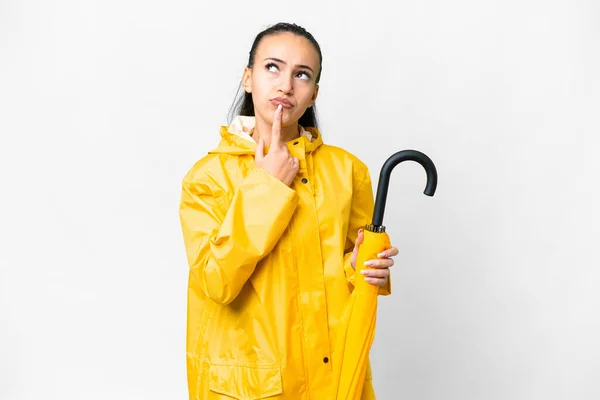 Yağmura Dayanıklı Ceketi Şemsiyesi Olan Genç Bir Arap Kadının Beyaz — Stok fotoğraf