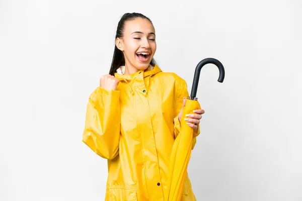 Yağmura Dayanıklı Ceketi Şemsiyesi Olan Genç Bir Arap Kadını Izole — Stok fotoğraf