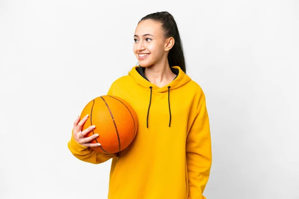Zole Edilmiş Beyaz Arka Planda Basketbol Oynayan Genç Arap Kadın — Stok fotoğraf