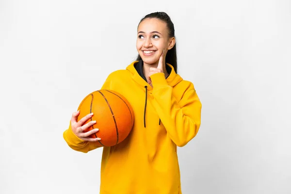 Jeune Femme Arabe Jouant Basket Sur Fond Blanc Isolé Penser — Photo