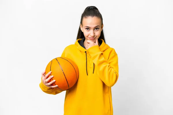 Genç Arap Kadın Izole Edilmiş Beyaz Arka Plan Üzerinde Basketbol — Stok fotoğraf