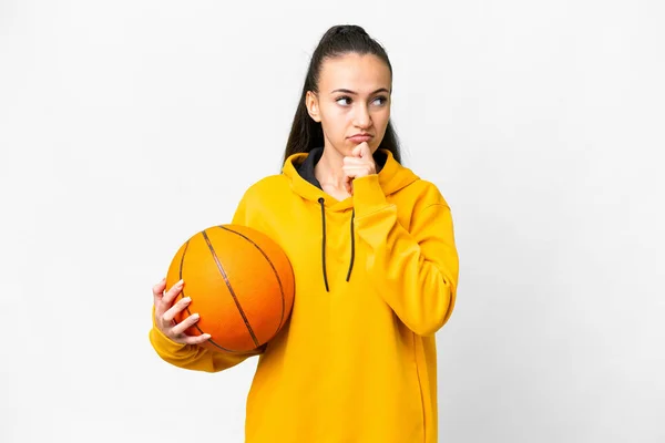 若いですアラビア人女性プレーバスケットボール上の隔離された白い背景に疑問と思考 — ストック写真
