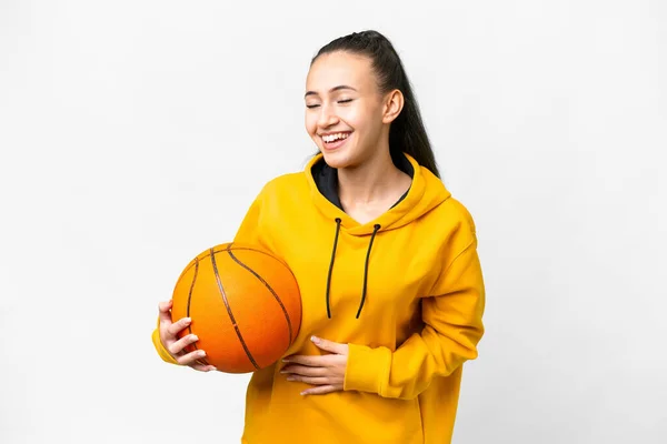 Młoda Arabka Gra Koszykówkę Odizolowanym Białym Tle Uśmiechnięta — Zdjęcie stockowe