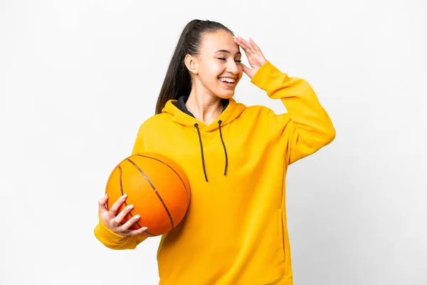 Jeune Femme Arabe Jouant Basket Sur Fond Blanc Isolé Souriant — Photo