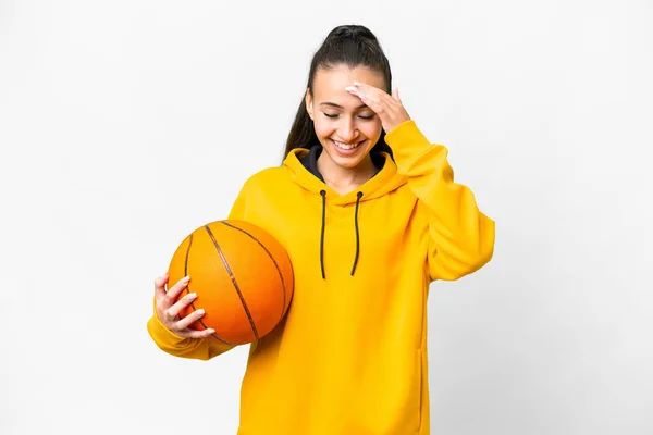 Молода Аравійська Жінка Грає Баскетбол Над Ізольованим Білим Фоном Сміючись — стокове фото