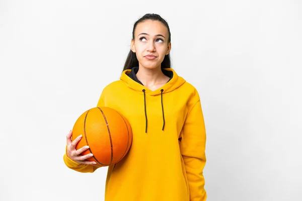 Genç Arap Kadın Izole Edilmiş Beyaz Arka Planda Basketbol Oynuyor — Stok fotoğraf