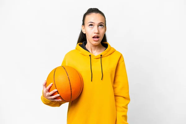 Jeune Femme Arabe Jouant Basket Sur Fond Blanc Isolé Regardant — Photo
