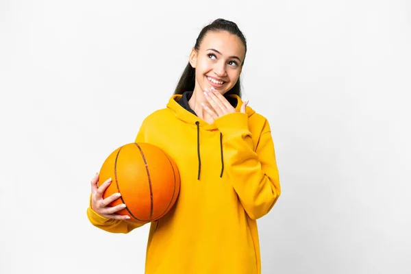 Mladá Arabka Hraje Basketbal Přes Izolované Bílé Pozadí Vzhlíží Usmívá — Stock fotografie