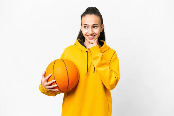若いですアラビア人女性プレイバスケットボール上の隔離された白い背景見ますへ側と笑顔 — ストック写真