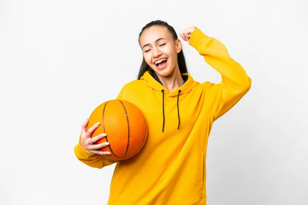 Zole Edilmiş Beyaz Arka Planda Basketbol Oynayan Genç Arap Kadın — Stok fotoğraf