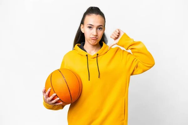 Ung Arabisk Kvinne Som Spiller Basketball Isolert Hvit Bakgrunn Viser – stockfoto
