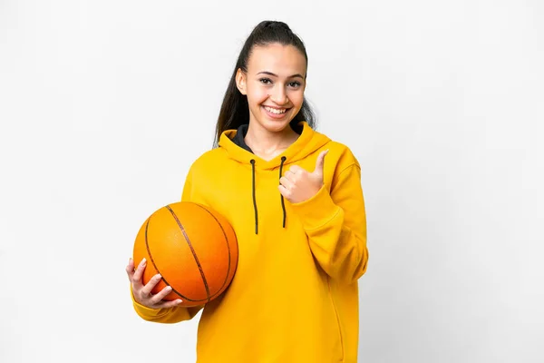 若いですアラビア人女性遊びバスケットボール上隔離された白の背景与えますA親指アップジェスチャー — ストック写真