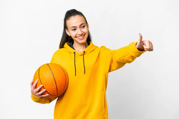 年轻的阿拉伯女子在与世隔绝的白色背景下打篮球 伸出大拇指示意 — 图库照片