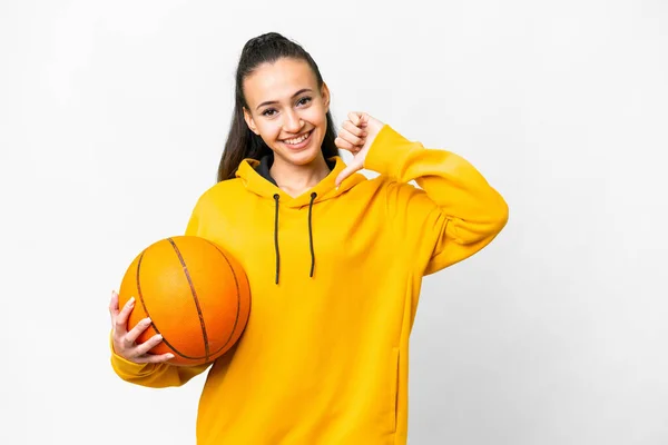 若いですアラビア人女性プレイバスケットボール上の隔離された白い背景誇りと自己満足 — ストック写真