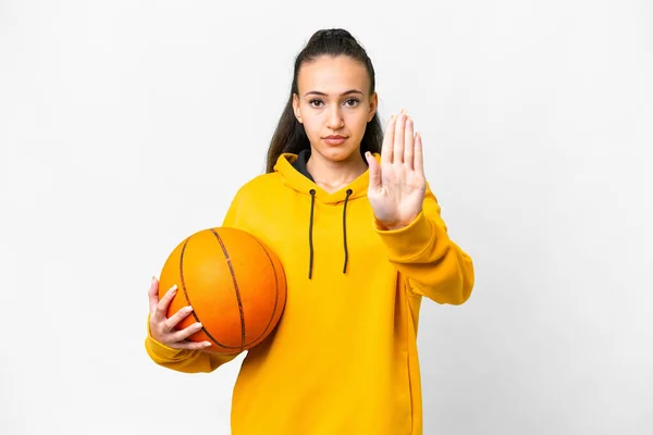 Молода Аравійська Жінка Грає Баскетбол Над Ізольованим Білим Фоном Роблячи — стокове фото