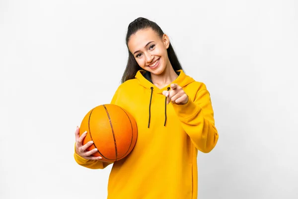 Молода Аравійська Жінка Грає Баскетбол Над Ізольованим Білим Фоном Показуючи — стокове фото