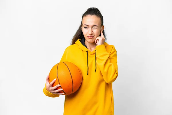 在与世隔绝的白色背景下打篮球的阿拉伯青年女子灰心丧气 耳朵充塞 — 图库照片