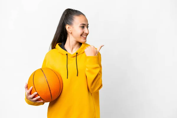 Ung Arabisk Kvinna Spelar Basket Över Isolerad Vit Bakgrund Pekar — Stockfoto