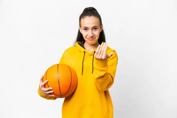 Giovane Donna Araba Che Gioca Basket Sfondo Bianco Isolato Invitando — Foto Stock