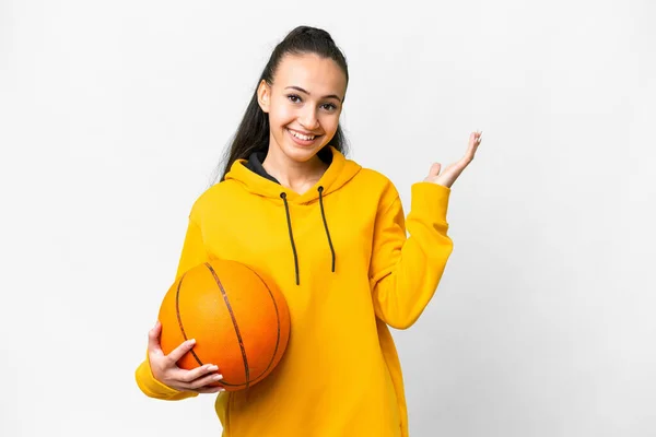 Jeune Femme Arabe Jouant Basket Sur Fond Blanc Isolé Étendant — Photo